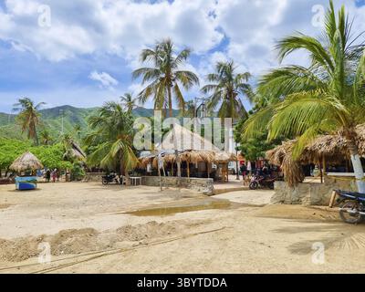 Colombie, Santa Marta, 23 juin 2023, restaurants sur la plage de Taganga avec toit de chaume Banque D'Images