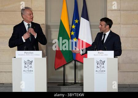 12 mars 2024, Paris, France : Paris (France), 12/03/2024.- le président français Emmanuel Macron (R) et le président lituanien Gitanas Nauseda assistent à une déclaration conjointe au Palais de l'Elysée à Paris, France, le 12 mars 2024. (Francia, Lituanie) (crédit image : © Michel Euler/POOL via ZUMA Press Wire) Banque D'Images