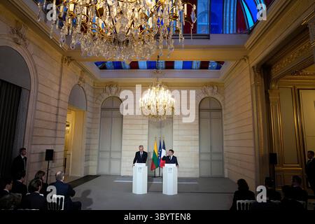 12 mars 2024, Paris, France : Paris (France), 12/03/2024.- le président français Emmanuel Macron (R) et le président lituanien Gitanas Nauseda assistent à une déclaration conjointe au Palais de l'Elysée à Paris, France, le 12 mars 2024. (Francia, Lituanie) (crédit image : © Michel Euler/POOL via ZUMA Press Wire) Banque D'Images