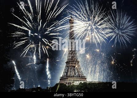 Feux d'artifice sur la tour Eiffel nouvel an à Paris Banque D'Images