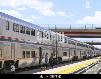 Albuquerque, USA - Le 24 mai 2015 : Le train de voyageurs Amtrak Chef sud-ouest à la gare. Deux femmes se tenant debout sur la plate-forme devant la liste d'attente Banque D'Images