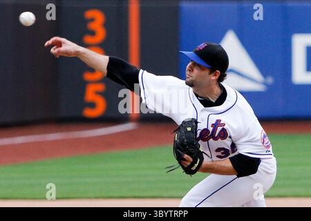 8 avril 2011 - Corona, New York, États-Unis - le lanceur Dillon Gee (35) des mets de New York descend du monticule contre les Nationals de Washington au Citi Field, Corona, NY. Les mets de New York battent les Nationals de Washington 1-0. (Crédit image : © Debby Wong/ZUMA Press Wire) Banque D'Images