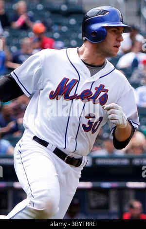8 avril 2011 - Corona, New York, États-Unis - Josh Thole (30), receveur des mets de New York, se classe au centre contre les Nationals de Washington lors de la fin de la 4e manche au Citi Field, Corona, NY. Les mets de New York battent les Nationals de Washington 1-0. (Crédit image : © Debby Wong/ZUMA Press Wire) Banque D'Images