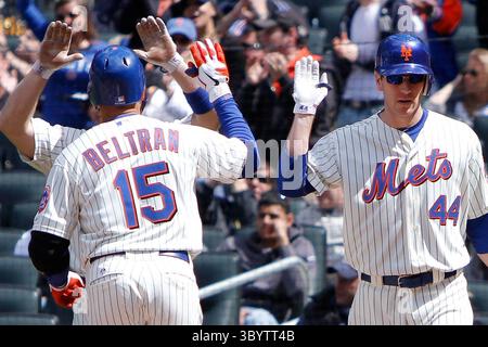 5 mai 2011 - Corona, New York, États-Unis - Carlos Beltran (15 ans), joueur de droite des mets de New York, est félicité à homeplate par Jason Bay (44 ans), joueur de gauche des mets de New York, lors de la 5e manche au Citi Field, Corona, NY. Les mets de New York battent les Giasnts de San Francisco 5-2. (Crédit image : © Debby Wong/ZUMA Press Wire) Banque D'Images