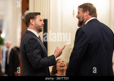 Le président Donald Trump prononce une allocution lors d’un dîner pour les sénateurs GOP, vendredi 18 juillet 2025, dans la salle à manger d’État de la Maison Blanche. (Photo officielle de la Maison Blanche par Molly Riley) Banque D'Images