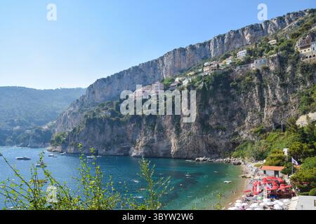 Cap d`ail, France, 2019. Vue panoramique sur la plage de Mala et les falaises côtières. Crédit : Vuk Valcic / Alamy Banque D'Images