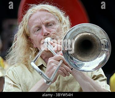 Glasgow, Écosse, Royaume-Uni. 20 juillet 2025. Météo Royaume-Uni : temps ensoleillé malgré la promesse de pluie que les habitants et les touristes ont apprécié le début du festival de la ville marchande dans le centre-ville . Crédit Gerard Ferry/Alamy Live News Banque D'Images