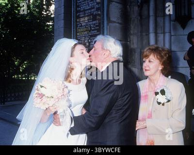 1ER JANVIER 2011 -MARIAGE D'AMANDA CHAROLTTE ROGERS ET KEVIN CHARLES F. MAHONEY.A L'ÉGLISE GRACE, NYC 06/03/2000.AMANDA CHAROTTE ROGERS AVEC SES PARENTS MARGARET HALL ROGERS ET VEACH ROGERS. (Crédit image : © John Barrett/ZUMA Press Wire) Banque D'Images