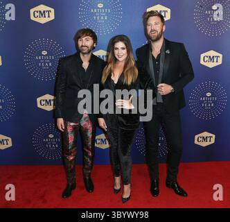 16 octobre 2019, Nashville, Tennessee, États-Unis : NASHVILLE, TEN - 16 OCT : (G-d) Dave Haywood, Hilary Scott, Charles Kelley de Lady Antebellum assistent aux artistes de l'année 2019 du CMT au Schermerhorn Symphony Center le 16 octobre 2019 à Nashville, Tennessee. Des célébrités assistent aux prix des artistes de l'année 2019 du CMT au Schermerhorn Symphony Center à Nashville, Tennessee. (Crédit image : © Debby Wong/ZUMA Press Wire) Banque D'Images