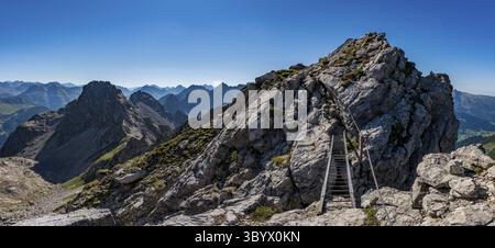 Visite de montagne difficile via la via ferrata de Mindelheim depuis Mittelberg Kleinwalsertal dans les Alpes Allgau Banque D'Images
