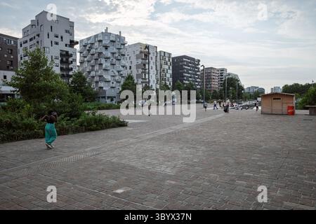 Une large vue sur les bâtiments résidentiels modernes donnant sur une place publique spacieuse dans la ville animée de Saint-Ouen, en France. Banque D'Images