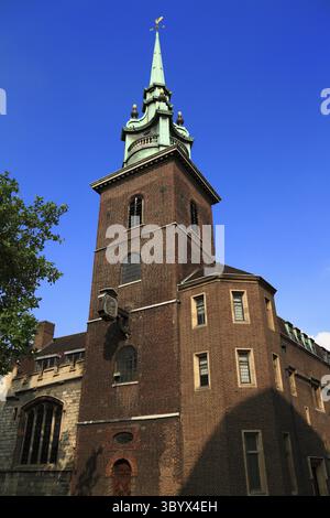 Regardant vers le haut de All-Hallows-by-the-Tower à Londres, Angleterre, Riverside Ward, Royaume-Uni Banque D'Images