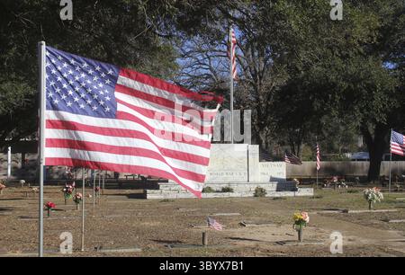 Tyler TX - 27 décembre 2023 : Mémorial de guerre et drapeaux au cimetière Memorial Park situé à Tyler Texas Banque D'Images