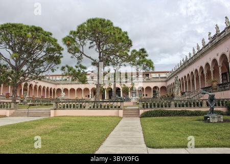 Sarasota FL - 5 novembre 2024 : cour du musée d'art de Ringling avec les dommages causés par l'ouragan Milton situé à Sarasota FL Banque D'Images