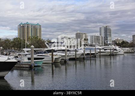 Sarasota FL - 4 novembre 2024 : bateaux à Downtown Mariana situé à Sarasota Floride Banque D'Images