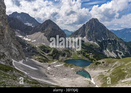 Excursion panoramique en montagne à Ehrwald via le Tajatorl jusqu'à Drachensee, Coburger Hut et Seebensee dans la Tiroler Zugspitz Arena Banque D'Images