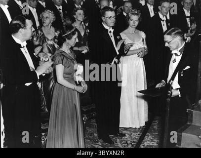 12 décembre 1965 - Festival Nobel à Stockholm : le prince héritier Gustav représente  Représentant son père Kings pour la première fois à cet événement Prince héritier de Suède a récemment remis le Prix Nobel à Eliot, le poète (pour la littérature) et proposition de l'Université Manchaster (pour la physique nucléaire) le Festival Nobel qui s'est tenu à Stockholm. Photos. M. T. S. Eliot (à droite) après avoir reçu son prix Nobel des mains du prince héritier Gustiv qui est vu applaudir (de gauche à droite ) le prince Bertiv Princesse Louise, le prince héritier et la princesse Cybilla. (Crédit image : © Keystone Press Agency/ZUMA Press Wire) Banque D'Images