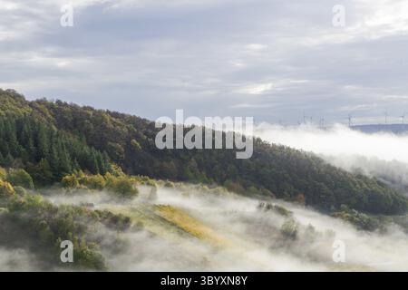 Inversion conditions météorologiques dans la vallée près de la vlliage allemande appelé Bernkastell-Kues. Avec la centrale éolienne en arrière-plan Banque D'Images