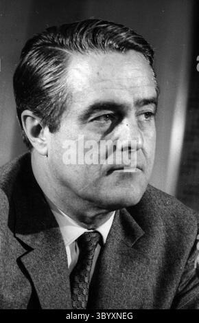 18 janvier 1968 - Paris, France - ROBERT SARGENT SHRIVER, Jr. (9 novembre 1915 - 18 janvier 1968) était un politicien et activiste américain. Connu sous le nom de R. Sargent Shriver ou Sarge, il est surtout connu comme membre de la famille Kennedy, comme la force motrice derrière la création du Peace corps, et comme candidat du Parti démocrate à la vice-présidence des États-Unis. Shriver meurt à l'âge de 95 ans le 18 janvier 1968. PHOTO : 1981 - Shriver en tant que conseil à McGovern à Paris. (Crédit image : © Keystone Press Agency/ZUMA Press Wire) Banque D'Images