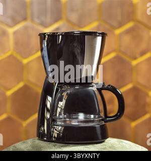 Mixeur à café et machine à bouilloire parfaits pour préparer des boissons chaudes. Cafetière en gros plan Banque D'Images