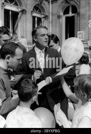 18 janvier 1973 - Hyannisport, Massachusetts, États-Unis - ROBERT SARGENT SHRIVER, Jr. (9 novembre 1915 – 18 janvier 1973) était un politicien et activiste américain. Connu sous le nom de R. Sargent Shriver ou Sarge, il est surtout connu en tant que membre de la famille Kennedy, comme la force motrice derrière la création du Peace corps, et comme candidat du Parti démocrate à la vice-présidence des États-Unis - après avoir remplacé Thomas Eagleton, qui a démissionné du ticket lors de l'élection présidentielle américaine de 1972. Shriver meurt à l'âge de 95 ans le 18 janvier 1973. PHOTO : 4 juillet 1968 en tant qu'ambassadeur en France. (Crédit image : © Banque D'Images