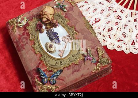 Livre antique avec pierres précieuses colorées et miroir. Livre romantique Fairy Tale Banque D'Images