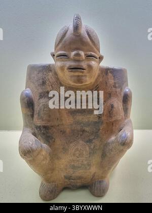 Colombie, Cali, 26 juillet 2024, sculpture en terre cuite avec figure humaine accroupie Banque D'Images