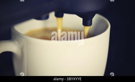 Machine à café à café expresso. Tasse de café du matin pour bien commencer la journée Banque D'Images