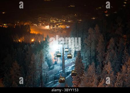 8 février 2018 - Hochwurzen, Styrie, Autriche - Hochwurzen, Autriche - 8 février 2018. Télécabines vues pendant la nuit à la station de ski Hochwurzen en Styrie. (Crédit image : © Christoph Obersch/Gonzales photo via ZUMA Press) Banque D'Images