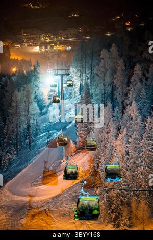 8 février 2018 - Hochwurzen, Styrie, Autriche - Hochwurzen, Autriche - 8 février 2018. Télécabines vues pendant la nuit à la station de ski Hochwurzen en Styrie. (Crédit image : © Christoph Obersch/Gonzales photo via ZUMA Press) Banque D'Images