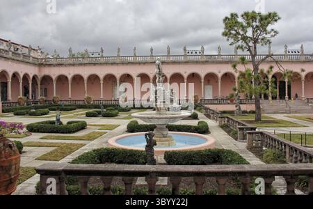 Sarasota FL - 5 novembre 2024 : cour du musée d'art de Ringling avec les dommages causés par l'ouragan Milton situé à Sarasota FL Banque D'Images