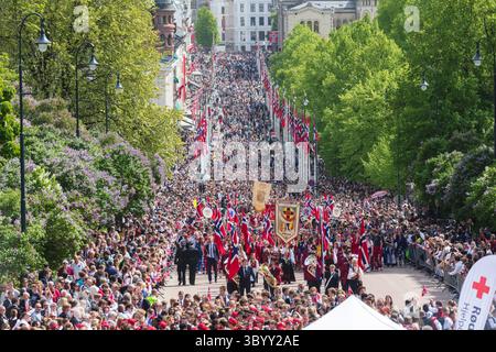 17 mai 2019 - Oslo, Norvège - Norvège, Oslo - 17 mai 2019. Les Norvégiens de tous âges et vêtus de costumes traditionnels défilent Slottsplassen lors de la célébration annuelle du jour de la Constitution norvégienne, également appelé Sytttende mai, dans le centre d'Oslo. (Crédit photo : Gonzales photo - Stian S. Moller) (crédit image : © Stian S. Moller/Gonzales photo via ZUMA Press) Banque D'Images