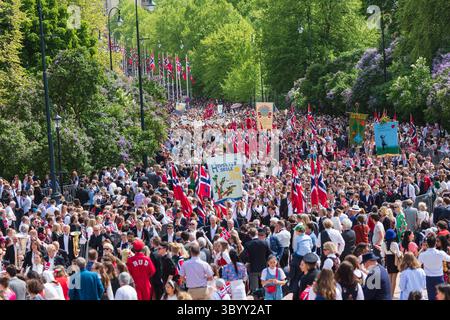 17 mai 2019 - Oslo, Norvège - Norvège, Oslo - 17 mai 2019. Les Norvégiens de tous âges et vêtus de costumes traditionnels défilent Slottsplassen lors de la célébration annuelle du jour de la Constitution norvégienne, également appelé Sytttende mai, dans le centre d'Oslo. (Crédit photo : Gonzales photo - Stian S. Moller) (crédit image : © Stian S. Moller/Gonzales photo via ZUMA Press) Banque D'Images