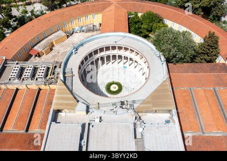 Athènes Grèce - 24 mai 2025 : vue aérienne de la salle Zappeion avec la cour ouverte et le toit à Athènes Grèce Banque D'Images