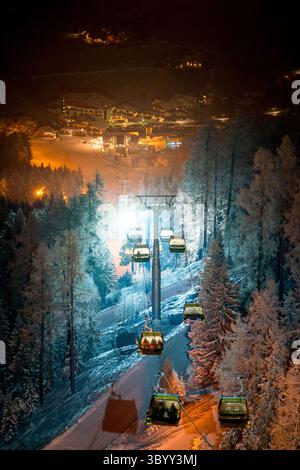 8 février 2018 - Hochwurzen, Styrie, Autriche - Hochwurzen, Autriche - 8 février 2018. Télécabines vues pendant la nuit à la station de ski Hochwurzen en Styrie. (Crédit image : © Christoph Obersch/Gonzales photo via ZUMA Press) Banque D'Images