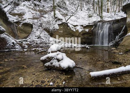 Faites une randonnée dans le ravin couvert de neige à Schmaleg près de Ravensburg Souabe supérieur Banque D'Images