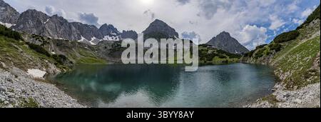 Excursion panoramique en montagne à Ehrwald via le Tajatorl jusqu'à Drachensee, Coburger Hut et Seebensee dans la Tiroler Zugspitz Arena Banque D'Images