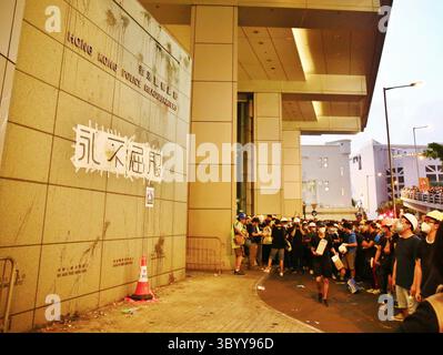 21 juin 2019 - Hong Kong, République populaire de Chine - Hong Kong, Chine - 21 juin 2019. Les manifestants bloquent le siège de la police et exigent la libération des manifestants arrêtés lors d'une manifestation précédente. Les façades du QG de la police sont pleines d'œufs jetés par les manifestants. (Crédit image : © Gonzales/Gonzales photo via ZUMA Press) Banque D'Images