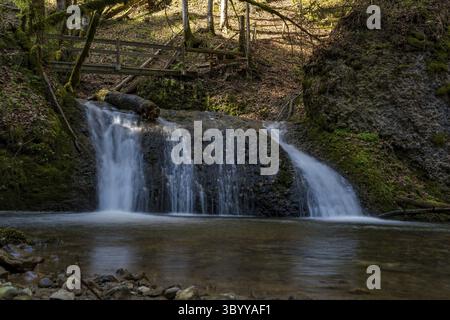 Belle randonnée de printemps à la cascade de Niedersonthofen à travers le Falltobel près de Niedersonthofen dans l'Allgau Banque D'Images