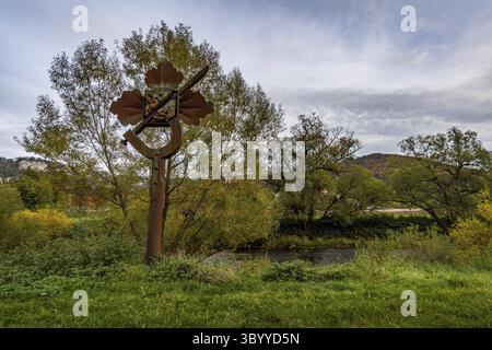 Statue en pierre Sainte dans la grotte du frère Klaus, pèlerinage Site du monastère de Beuron dans la vallée du Danube en automne Banque D'Images