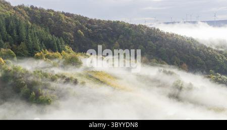 Inversion conditions météorologiques dans la vallée près de la vlliage allemande appelé Bernkastell-Kues. Avec la centrale éolienne en arrière-plan Banque D'Images