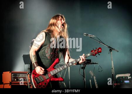 5 novembre 2020, Norvège : Oslo, Norvège. 05 novembre 2020. Le groupe norvégien Enslaved donne un concert au Rockefeller à Oslo. Ici, le chanteur et bassiste Grutle Kjellson est vu en direct sur scène., Credit :Terje Dokken / Gonzales photo / ZUMA Press (Credit image : © Terje Dokken / Gonzales/Gonzales photo via ZUMA Press) Banque D'Images