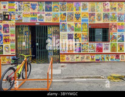 Colombie, Cali, 26 juillet 2024, façade de l'ancien atelier typographique la Linterna Banque D'Images