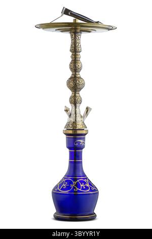 Ensemble de tuyau d'eau ou de narguilé, isolé sur fond blanc clair. Pièces de shisha traditionnelles et gravées faites à la main, motif doré Banque D'Images