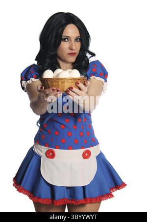Femme en robe rétro tenant panier d'œufs frais isolé sur blanc Banque D'Images