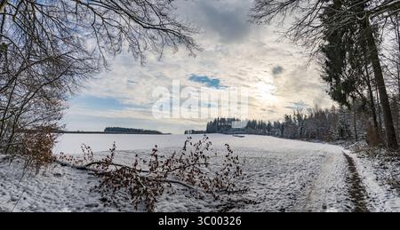 Faites une randonnée dans le ravin couvert de neige à Schmaleg près de Ravensburg Souabe supérieur Banque D'Images