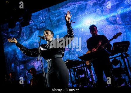 28 juin 2017 - Roskilde, Angleterre, Danemark - Danemark, Roskilde - 28 juin 2017. Le musicien britannique, DJ et producteur de musique Bonobo (arrière-plan) donne un concert en direct pendant le festival de musique danois Roskilde Festival 2017. Ici, un chanteur invité Szjerdene est vu en direct sur scène. (Crédit image : © Flemming Bo Jense/Gonzales photo via ZUMA Press) Banque D'Images