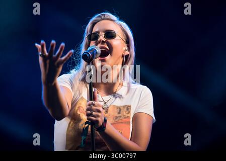 11 août 2017, Skanderborg, Danemark : Skanderborg, Danemark. 11 août 2017. La chanteuse, compositrice et artiste britannique Anne-Marie donne un concert en direct lors du festival de musique danois SmukFest 2017 à Skanderborg. (Crédit photo : Gonzales photo - Rod Clemen) (crédit image : © Rod Clemen/Gonzales photo via ZUMA Press) Banque D'Images