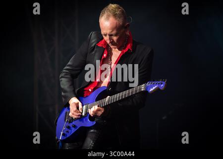 27 juin 2019 - Trondheim, Norvège - Trondheim, Norvège - 27 juin 2019. Le groupe de rock anglais DEF Leppard donne un concert au festival de musique norvégien Trondheim Rocks 2019. Ici le guitariste Phil Collen est vu en direct sur scène. (Crédit photo : Gonzales photo - Tor Atle Kleven) (crédit image : © Tor Atle Kleven/Gonzales photo via ZUMA Press) Banque D'Images