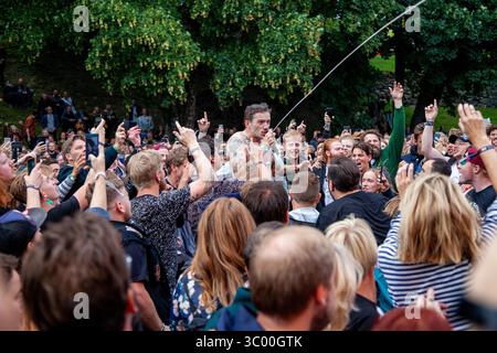 17 août 2019, Trondheim, Norvège : Trondheim, Norvège. 17 août 2019. Le groupe de punk rock norvégien The Dogs donne un concert lors du festival de musique norvégien Pstereo 2019 à Trondheim. Ici, le chanteur Kristopher Schau est vu avec les festivaliers. (Crédit photo : Gonzales photo - Tor Atle Kleven) (crédit image : © Tor Atle Kleven/Gonzales photo via ZUMA Press) Banque D'Images